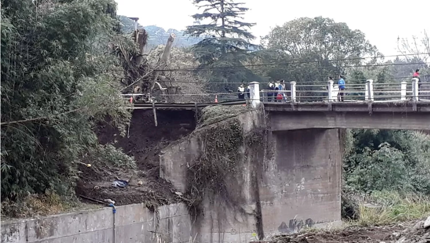 El tránsito fue cortado en el puente. LA GACETA/FOTO DE ANALÍA JARAMILLO