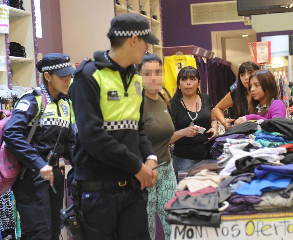 MOMENTOS. Policías, en una de las peatonales de la zona comercial. credito