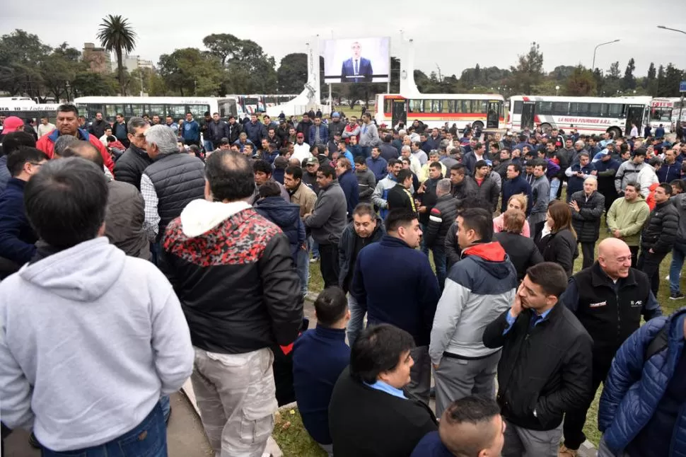 CONCENTRACIÓN. Los choferes se instalaron en la zona del parque 9 de Julio junto con los colectivos. En el fondo asoma la imagen del intendente Alfaro. LA GACETA / FOTOS DE Ines Quinteros Orio