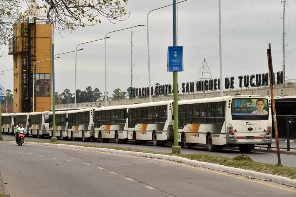 TERMINAL BLOQUEADA. Los colectivos parados, una postal de la protesta.   