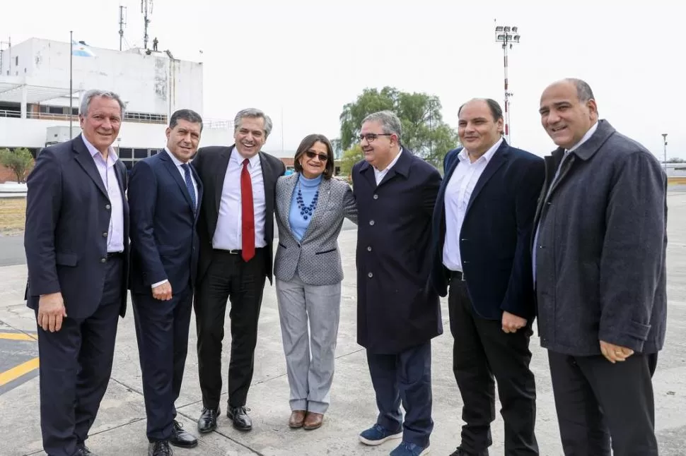 OTRA FOTO. Fernández se encontró con Manzur, Corpacchi, Casas y Jalil. télam