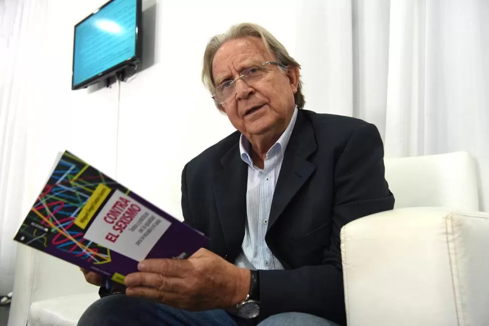 EXPERTO ESPAÑOL. Miguel Ángel Santos Guerra, con el último libro que escribió entre sus manos. la gaceta / foto de josé nuno