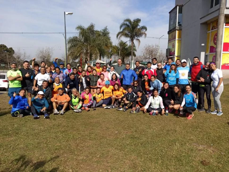 EL GRUPO. “Don Aldo y su pandilla” se preparó, como es habitual, en la avenida Perón. El punto de encuentro para los entrenamientos es el complejo de comercios a la altura del 1.400, domingos a la mañana.  