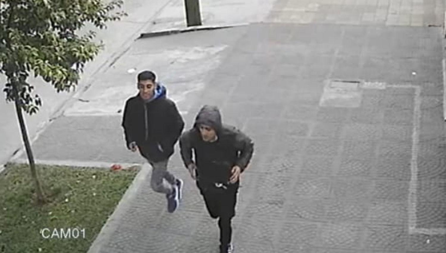 Golpearon la puerta de su casa, salió a atender e ingresaron tres delincuentes