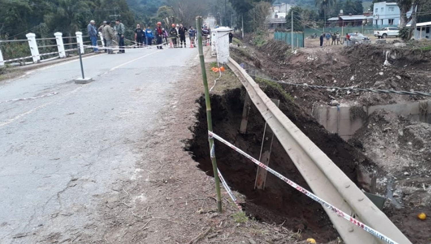 Parte de la estructura del puente cayó este mediodía. 