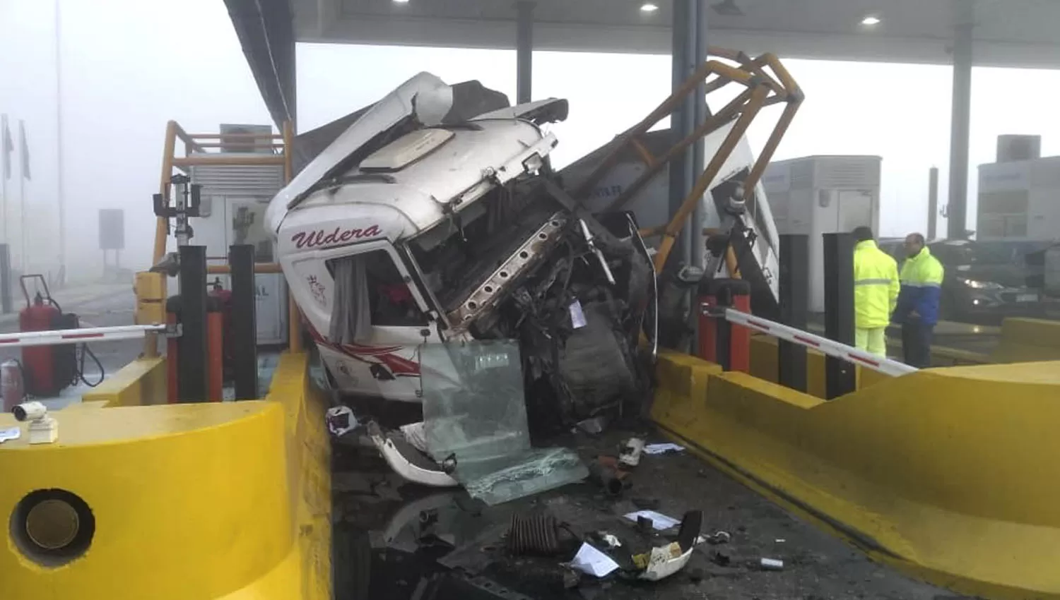 TERRIBLE. La cabina de cobro quedó destrozada al igual que la camioneta involucrada en el incidente.