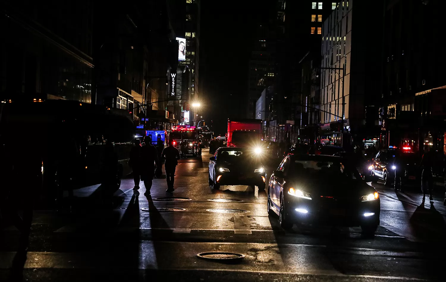 Las calles de la zona de Times Square, a oscuras. Foto de Reuters.