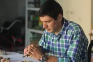 Los nuevos doctores de juguetes reparan antiguas piezas y ayudan a evocar la infancia