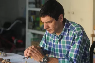 Los nuevos doctores de juguetes reparan antiguas piezas y ayudan a evocar la infancia