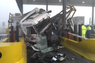 Un camión se estrelló en un peaje y aplastó a una camioneta con siete personas