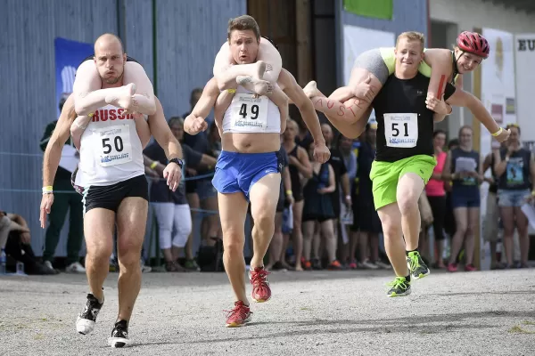 Video: cómo es el deporte Cargar a la esposa