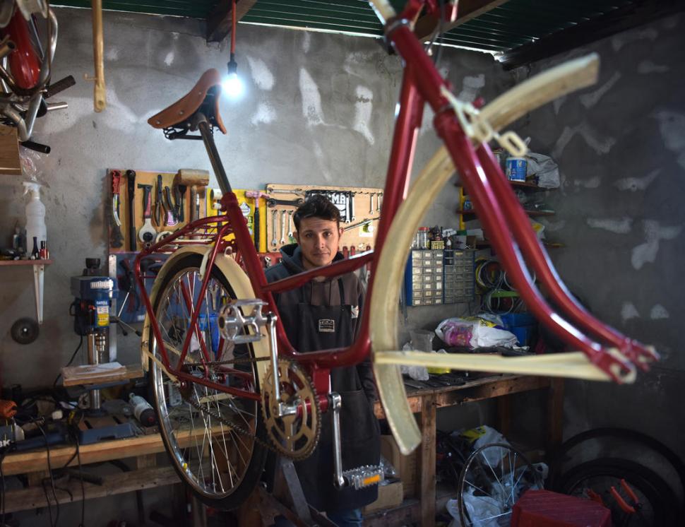 ESTILISTA DE BICIS. Gonzalo Robles restaura rodados antiguos. la gaceta / foto de antonio ferroni