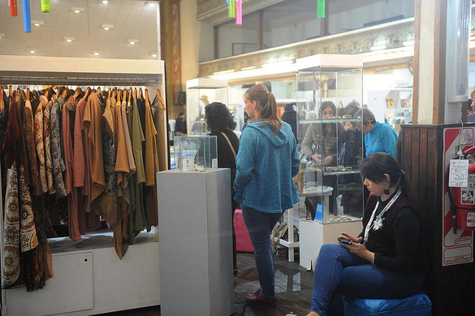 ROPA Y JOYERÍA. La artesanía en textil, metal y madera está presente.