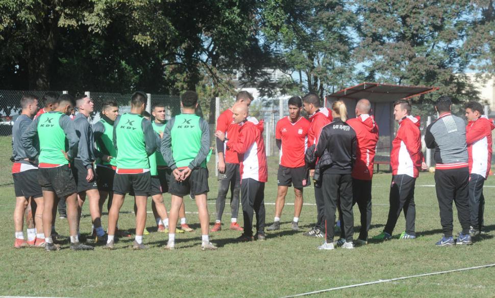 BIEN METIDOS. El plantel “santo” trabaja pensando en ser protagonista del torneo. la gaceta / foto de Antonio Ferroni