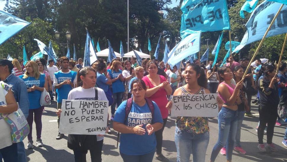 CON PANCARTAS. Militantes de Barrios de Pie protestaron en la plaza. TWITTER @barriosdepietuc