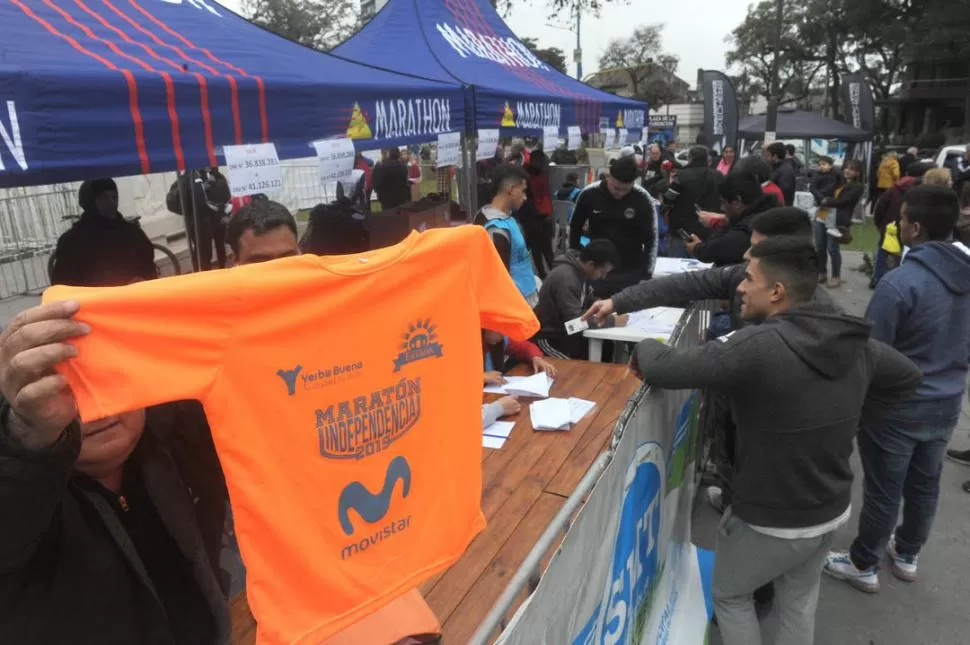 JORNADA INTENSA. La zona cercana al Monumento al Bicentenario concentró ayer numerosas tareas previas a la maratón. la gaceta / foto de Antonio Ferroni