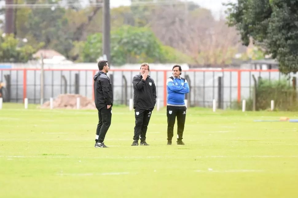 OCUPADO EN EL TEMA. Ricardo Zielinski charla con su ayudante Emanuel Depaoli y con el manager Diego Erroz, durante la última práctica del equipo en Ojo de Agua, tras su interesante estadía en Salta.  la gaceta / foto de Analía Jaramillo