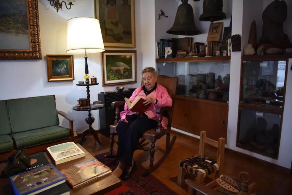 EN EL LIVING DE SU CASA. Teresa Piossek Prebisch es una amante de la historia tucumana. la gaceta / foto de inés quinteros orio