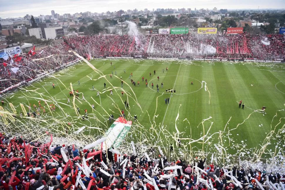 VIENTO A FAVOR. La hinchada “santa” llena La Ciudadela cada vez que juega el equipo; ese empuje puede ser clave para ayudar a un equipo que tendrá la obligación de dar pelea por uno de los ascensos. la gaceta / foto de Osvaldo Ripoll