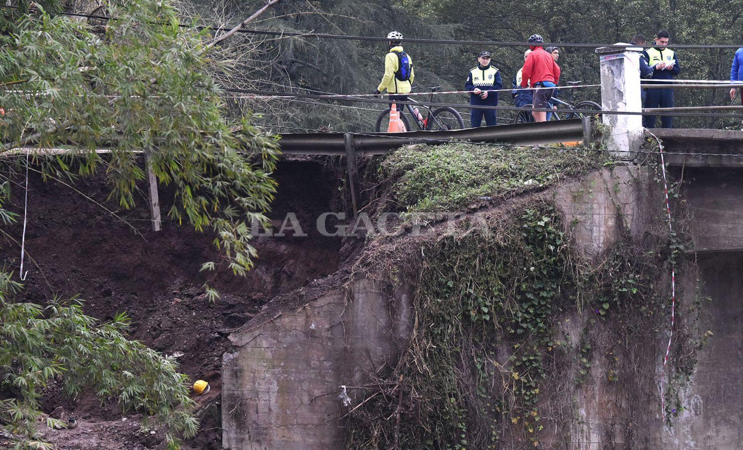 LUGAR DEL HECHO. La maza de tierra arrastró a la víctima fatal, Jorge Ariel Barrionuevo, y también a un compañero suyo, quien resultó herido. Ambos trabajaban en la zona del terraplén.