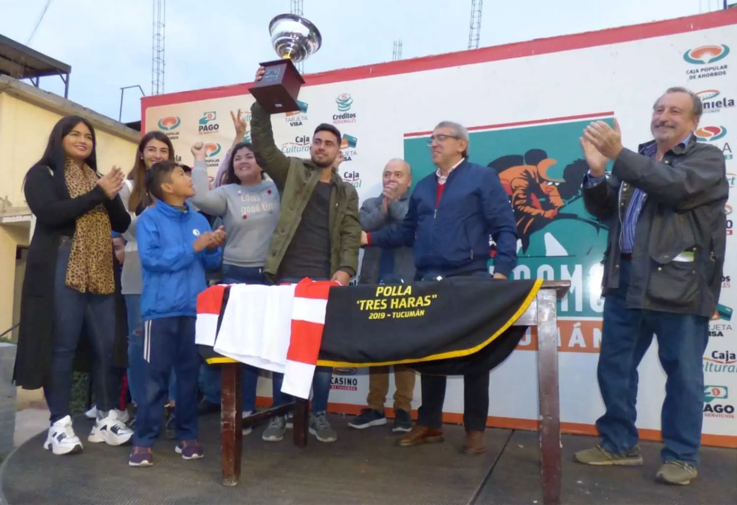 PREMIACIÓN. Los responsables de ER Oriental celebran con la copa de la carrera.