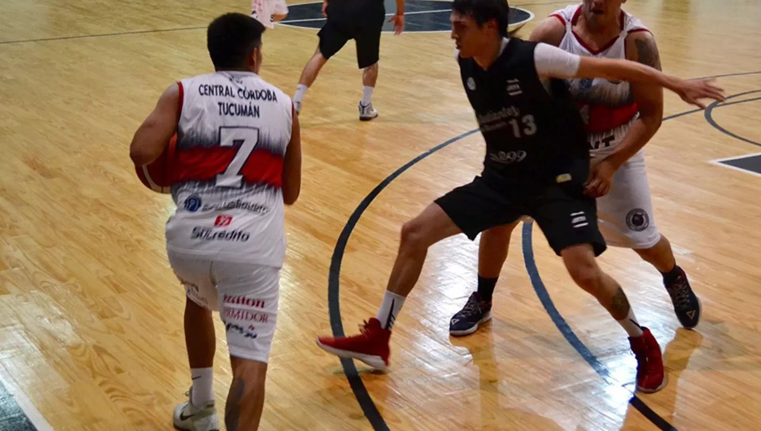 Julio Barrionuevo (CC) inicia la penetración hacia el canasto de Estudiantes. (FOTO TOMADA DE FACEBOOK CENTRAL CÓRDOBA BASKET)