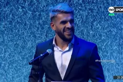 Javier Toledo recibió el premio al goleador de la Superliga