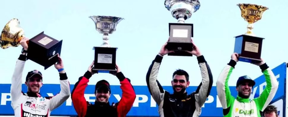 BRAZOS EN ALTO. “Pabloso” -en el centro- celebra su primera victoria en la categoría. El tucumano terminó por delante de Franco De Benedictis y Bruno Boccanera. top race