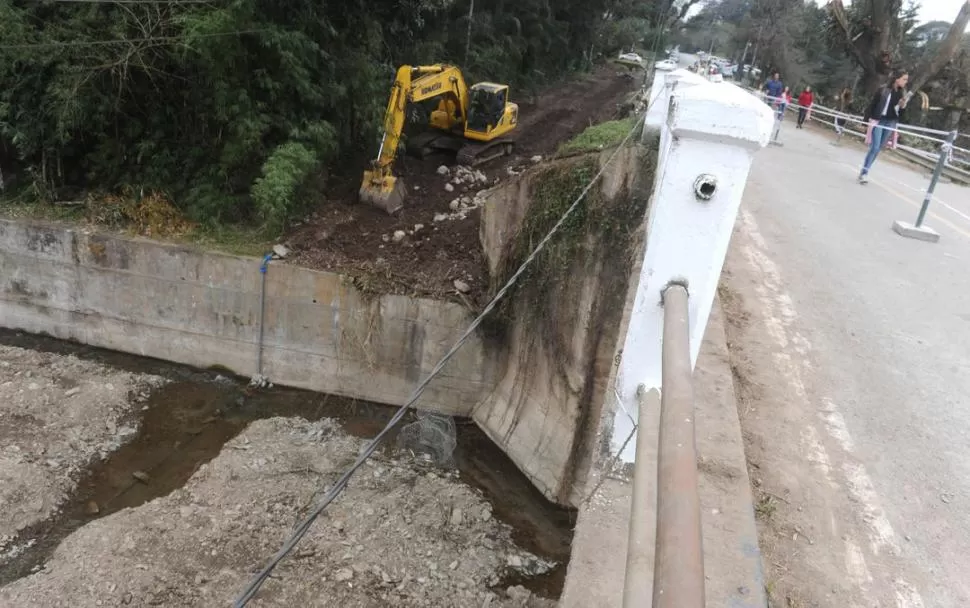 OBRA EN EL CORTE. Según dijo el sereno, empleado de la constructora encargada, se tratará de hacer un camino alternativo por el lado sur del puente. la gaceta / fotos de antonio ferroni