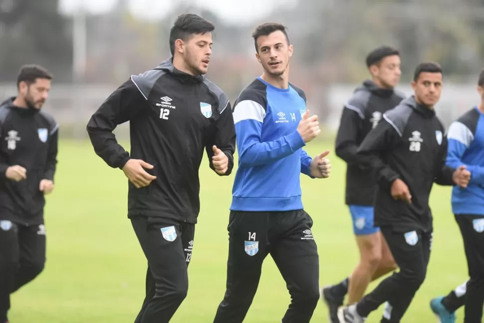 CORRER POR TODOS LADOS. Lotti (con el N° 14 en el pecho) es un delantero que aparece por varios sectores para facilitar el gol. En la foto, junto con Leonardo Heredia, durante un entrenamiento en Ojo de Agua. la gaceta / foto de Analía Jaramillo