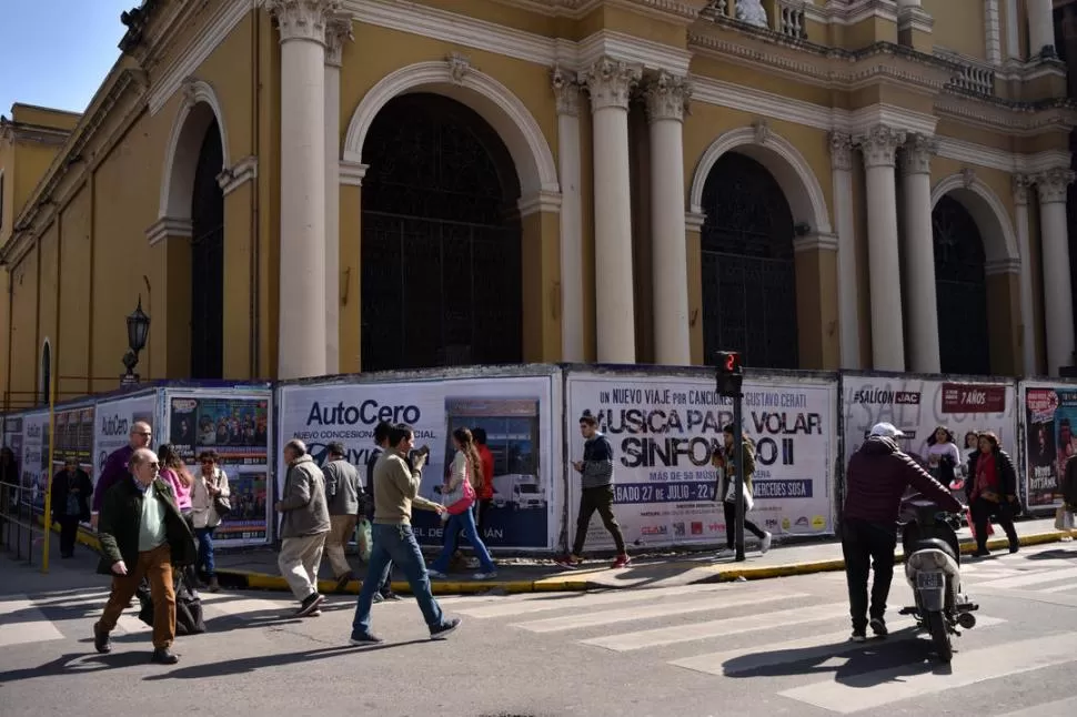 CINTURÓN DE OBRA. La fachada de la iglesia está totalmente protegida con chapas por seguridad. la gaceta / fotos de Ines Quinteros Orio