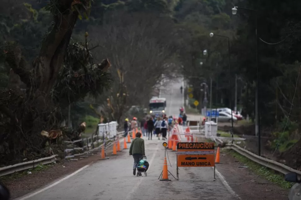 UN TRASTORNO PARA LOS VECINOS. Así estuvo cortado el tránsito hasta ayer por la tarde. Los vecinos tenían que seguir a pie hasta su casa. la gaceta / foto de juan pablo sánchez noli