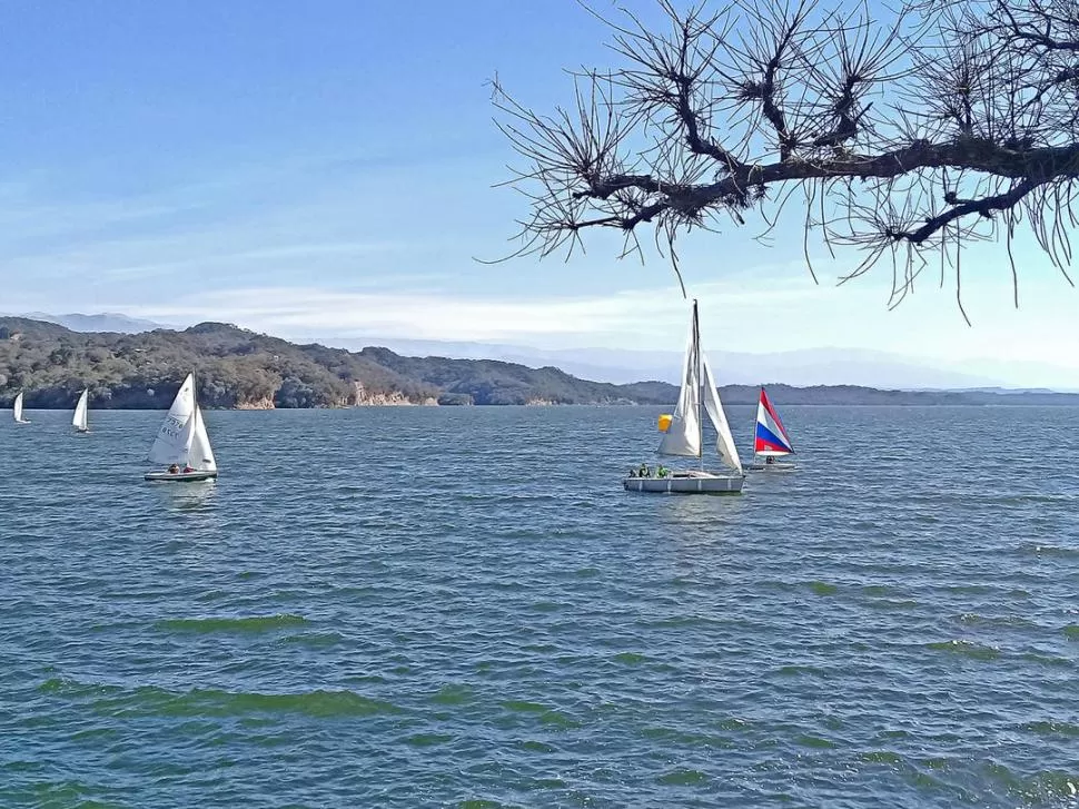 VARIEDAD. Las embarcaciones: un Pampero (izquierda), un cabinado (centro) y un laser (derecha) en la Regata Independencia.  