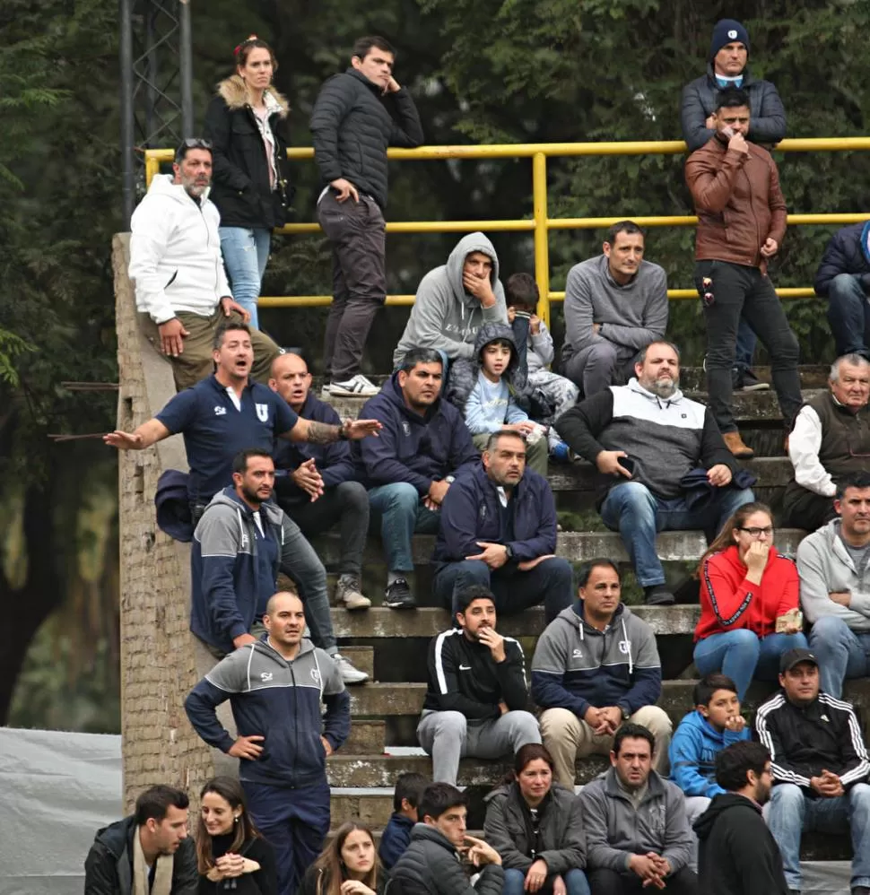 INDICACIONES. Los entrenadores vivieron la final con muchísimos nervios desde la tribuna de Lawn Tennis. Luego de la tensión, pudieron celebrar la consagración.  la gaceta / fotos de inés quienteros orio - juan pablo sanchez noli