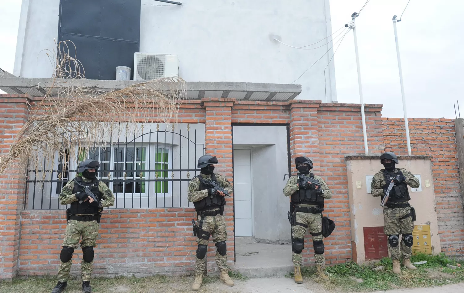 La Policía Federal durante el hallanamiento en Manantial Sur.