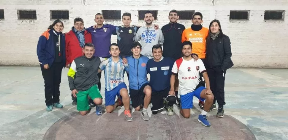ELLOS ESTÁN LISTOS. Los integrantes del equipo tucumano de Mayores tendrán su debut hoy, frente a Capital Federal. 