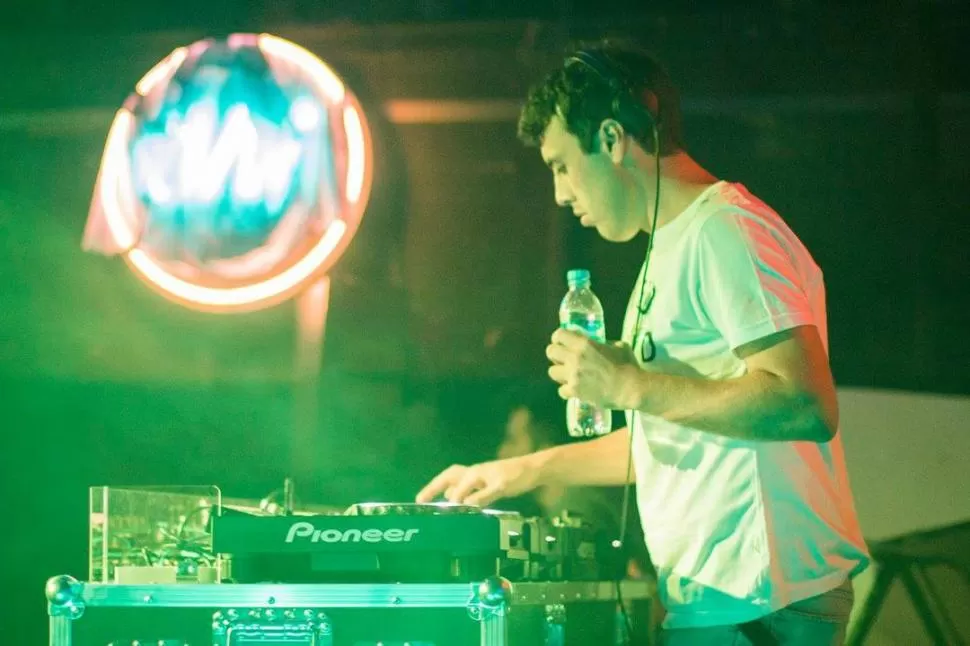 CANTAUTOR ELECTRÓNICO. El mendocino Gonzalo Nehuén toca distintos aparatos con perillas y luces, “como en una nave espacial”. prensa ente cultural 