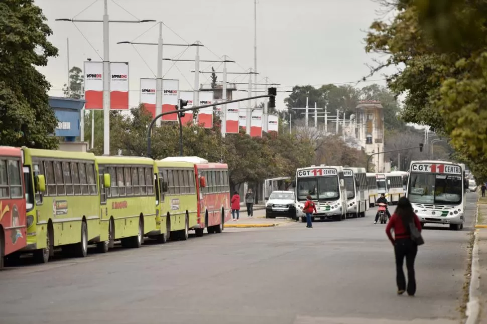 INCERTIDUMBRE. Los lectores de LA GACETA cuestionaron que se otorgue un nuevo incremento a la tarifa de colectivos en las 14 líneas de la capital. la gaceta / foto de Ines Quinteros Orio (archivo)