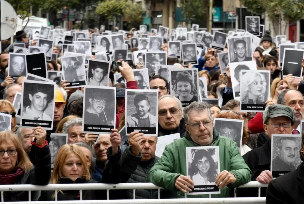 RECLAMO. Familiares de las víctimas se congregaron frente a la nueva AMIA. telam