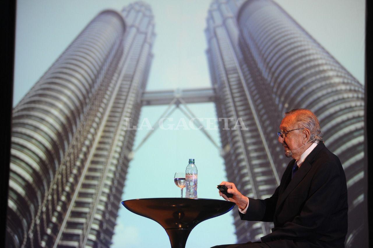 Pelli con las Torres Petronas de fondo, una de sus obras obras más reconocidas.