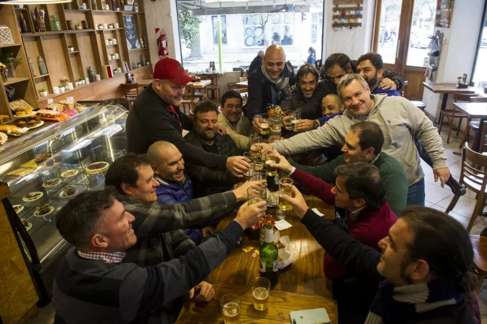 AMIGOS. Un grupo de tucumanos celebra el ritual de la amistad. la gaceta / foto de antonio ferroni 