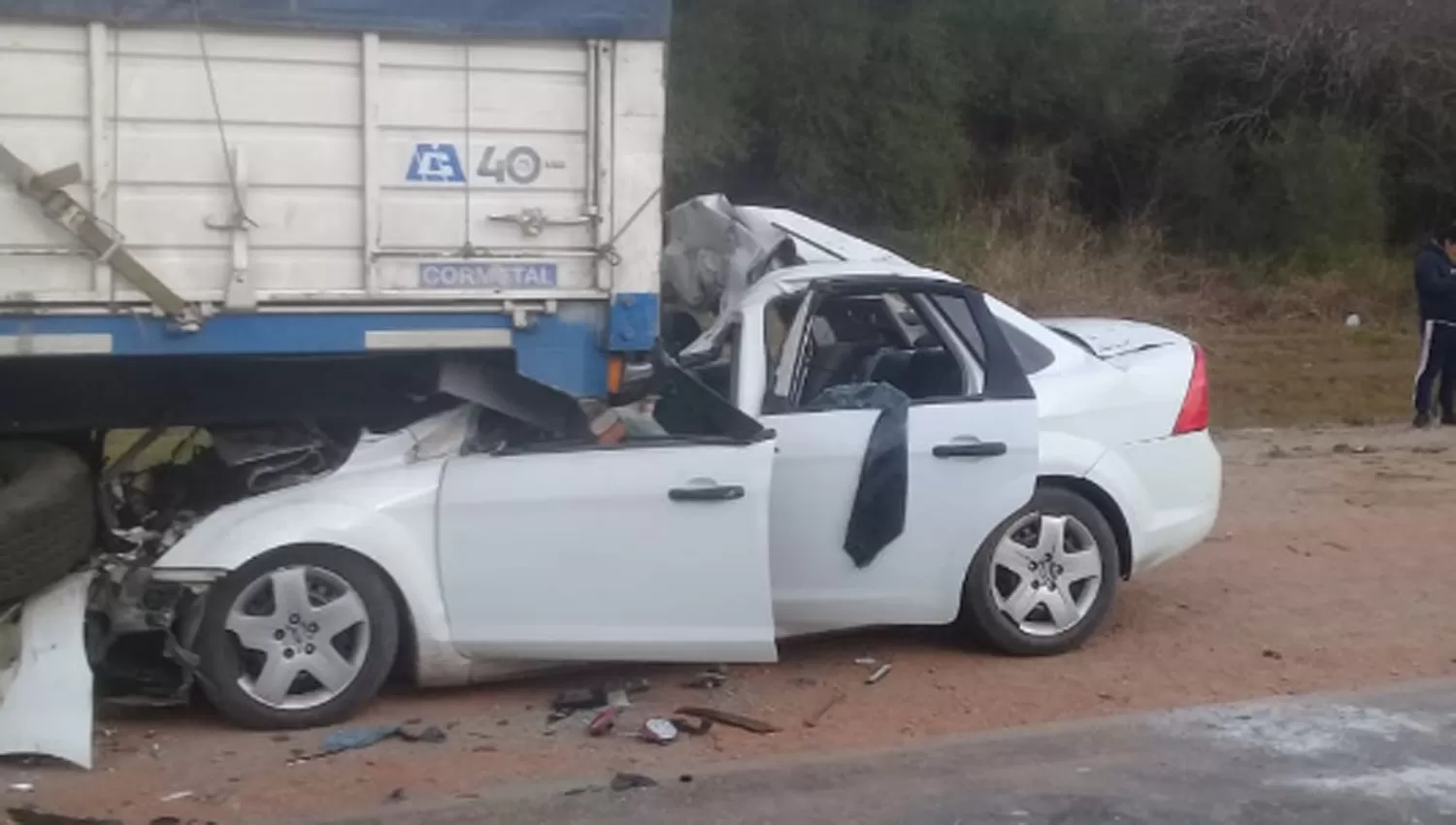 IMPACTANTE. El auto quedó incrustado en el acoplado que era tirado por el camión.