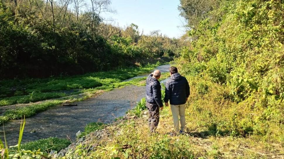 SOBRE EL RIO MUERTO. En este punto, al que se accede bordeando las fincas de limones del San Agustín, podría construirse un nuevo puente.  