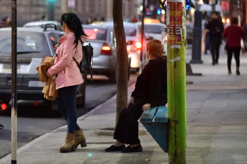 PRESENCIAS EN LOS REFUGIOS. Dos pasajeras aguardan en una parada de ómnibus. Hoy y mañana habrá servicio de colectivos, garantizó UTA. la gaceta / foto de inés quinteros orio 