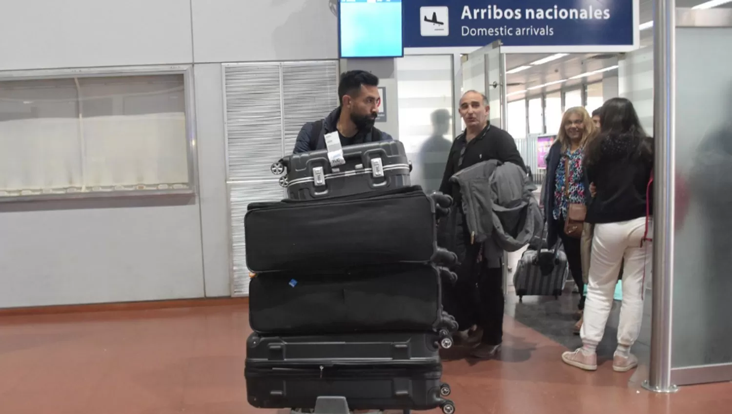 ARRIBO. Rojas salió al hall del Benjamín Matienzo pasadas las 9.