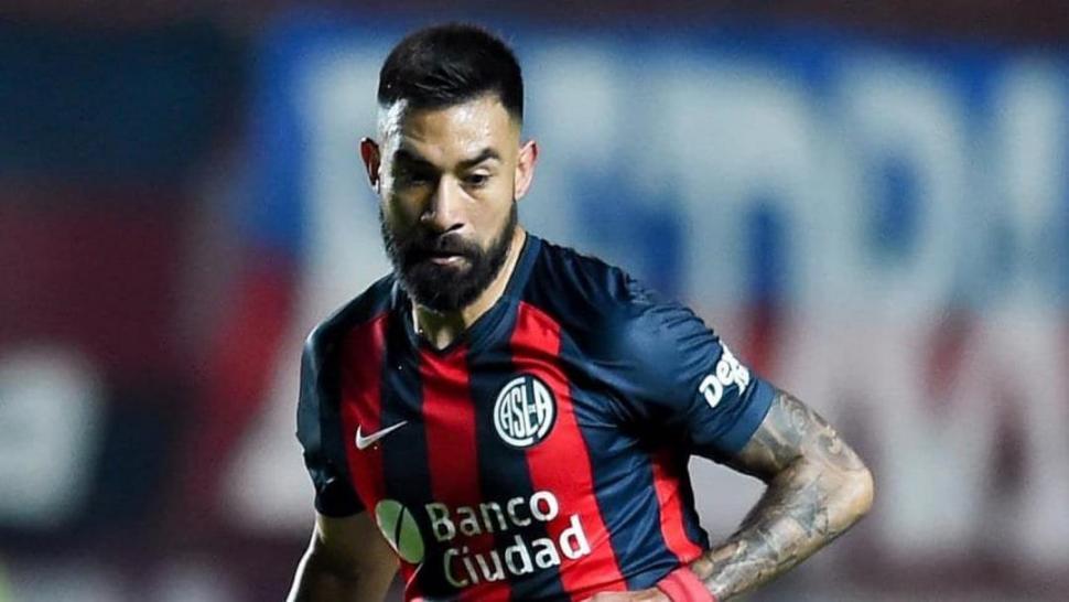 LA ÚLTIMA CAMISETA. Rojas jugó la temporada pasada en San Lorenzo. Juan Antonio Pizzi, nuevo DT del “Ciclón”, no lo tenía en sus planes, así que se allanó el camino para su incorporación a Atlético. 