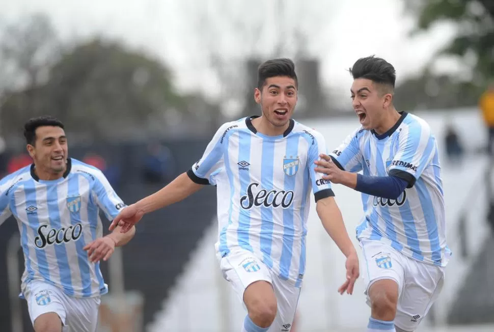 DELIRIO. Juan Pablo Trujillo -izquierda- celebra su gol junto a Walter Juárez. LA GACETA / FOTO DE HÉCTOR PERALTA.-