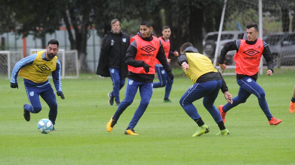  ES SUYA. Sobre la izquierda y con pechera amarilla, Rojas lleva la pelota durante el ensayo de ayer. LA GACETA / FOTO DE HÉCTOR PERALTA.-