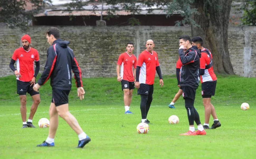 ESPERAN POR OTRO. Mercier mira fijamente durante el entrenamiento de San Martín. “Pichi” y el resto de sus colegas volantes aguardan por un enganche. LA GACETA / FOTO DE HÉCTOR PERALTA.-