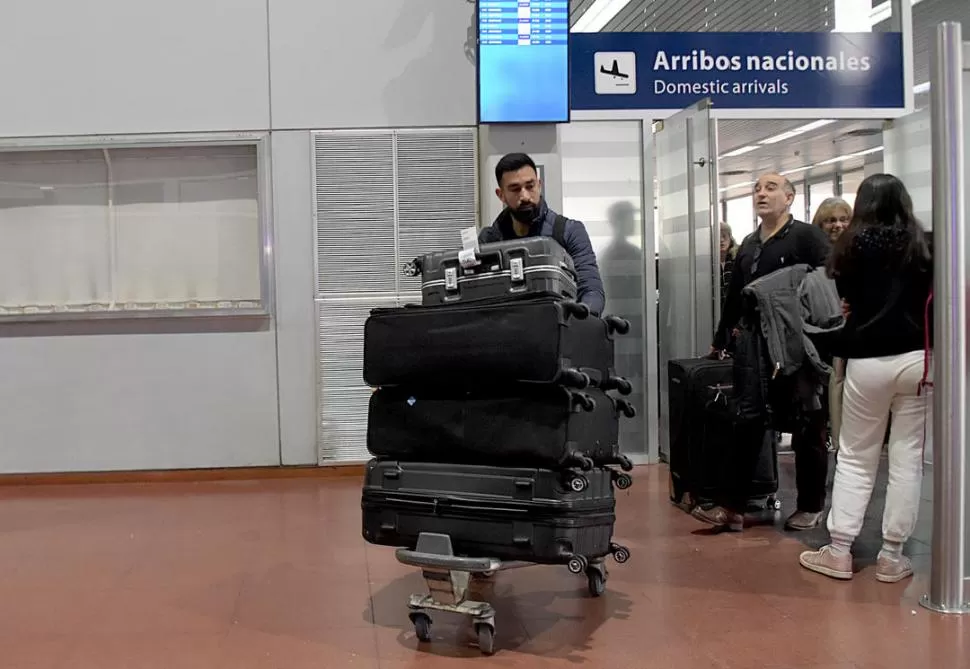 ES SUYA. Sobre la izquierda y con pechera amarilla, Rojas lleva la pelota durante el ensayo de ayer. la gaceta / foto de franco vera